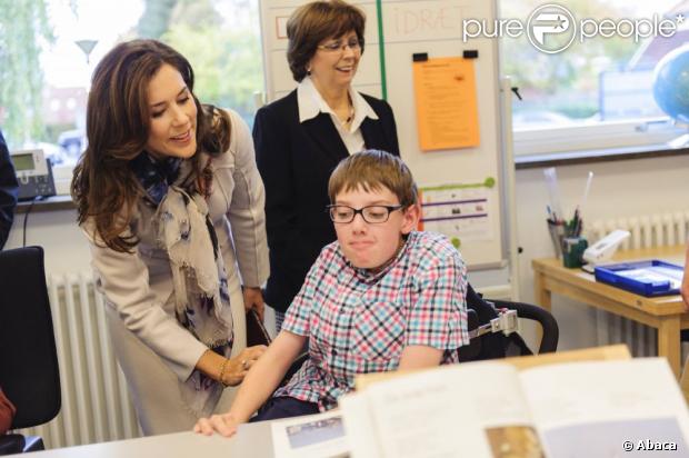 La princesse Mary de Danemark et l'épouse du président slovaque Silvia Gašparovičová en visite le 24 octobre 2012 de l'école Geelsgaardskolen de Virum, spécialisée dans l'enseignement aux enfants déficients.