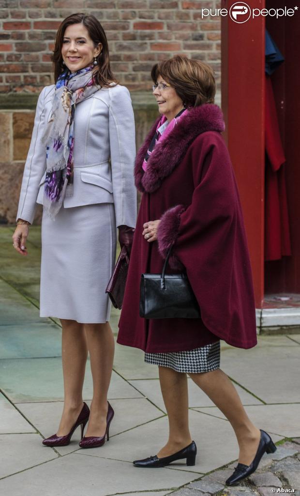 La princesse Mary et la première dame slovaque Silvia Gašparovičová en visite le 24 octobre 2012 de l'école Geelsgaardskolen de Virum, spécialisée dans l'enseignement aux enfants déficients.