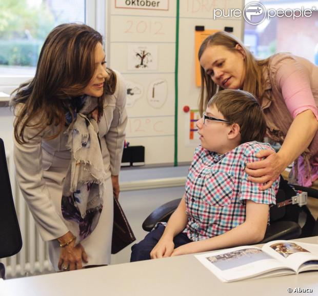 La princesse Mary de Danemark et l'épouse du président slovaque Silvia Gašparovičová en visite le 24 octobre 2012 de l'école Geelsgaardskolen de Virum, spécialisée dans l'enseignement aux enfants déficients.
