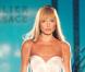 Carla Bruni alors mannequin défile pour Versace, à Paris en 1995.