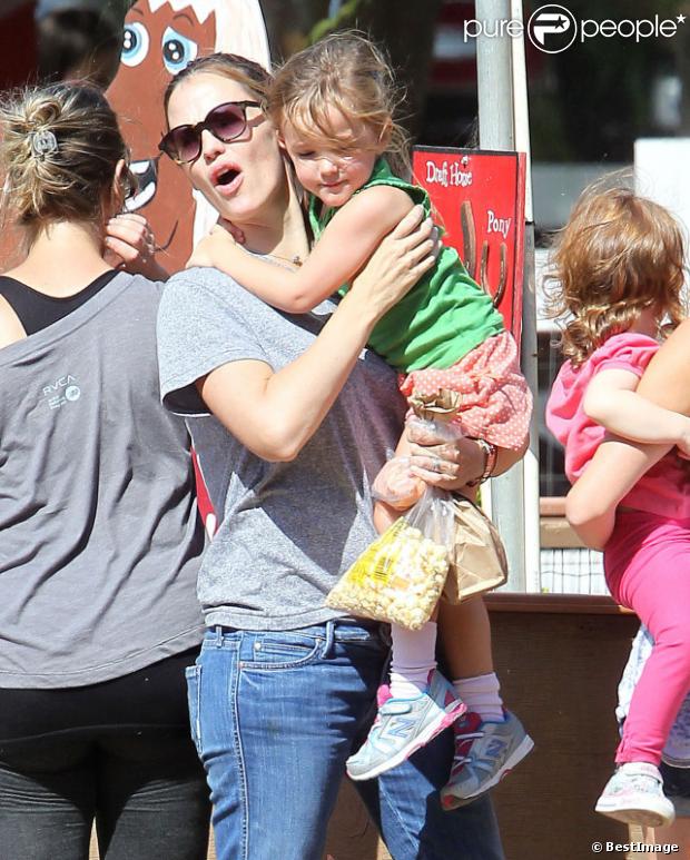 Jennifer Garner et Seraphina sur un marché fermier à Ventura, le 18 octobre 2012 - Seraphina, toujours dans les bras de sa maman