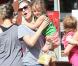 Jennifer Garner et Seraphina sur un marché fermier à Ventura, le 18 octobre 2012 - Seraphina, toujours dans les bras de sa maman