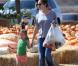 Jennifer Garner et Seraphina sur un marché fermier à Ventura, le 18 octobre 2012