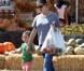 Jennifer Garner et Seraphina sur un marché fermier à Ventura, le 18 octobre 2012