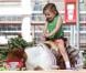 Jennifer Garner et Seraphina sur un marché fermier à Ventura, le 18 octobre 2012 - Seraphina fait du poney