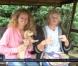 Manuela Lopez auprès de sa mère dans le reportage d'Accès Privé sur M6 le samedi 3 novembre 2012