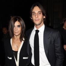 Carine Roitfeld et son fils Vladimir arrivent à la soirée Chanel pour l'exposition <em>La Petite Veste Noire</em> au Grand Palais, le 8 novembre 2012 à Paris.