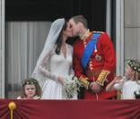 Kate Middleton et le prince William, amoureux et tout juste mariés, au balcon de Buckingham Palace le 29 avril 2011