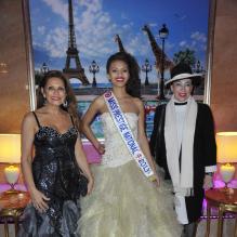 Auline Grac, Miss Prestige National, en compagnie de Geneviève de Fontenay et Christiane Lillio (presidente du Comité Miss Prestige National)à la 36e édition du Prix 'The Best', à Paris, le 11 décembre 2012