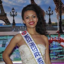La somptueuse Auline Grac, Miss Prestige National, en compagnie de Geneviève de Fontenay à la 36e édition du Prix 'The Best', à Paris, le 11 décembre 2012