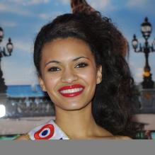 Auline Grac, Miss Prestige National, en compagnie de Geneviève de Fontenay à la 36e édition du Prix 'The Best', à Paris, le 11 décembre 2012