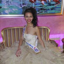 La superbe Auline Grac, Miss Prestige National, en compagnie de Geneviève de Fontenay à la 36e édition du Prix 'The Best', à Paris, le 11 décembre 2012
