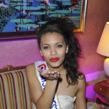La belle Auline Grac, Miss Prestige National, en compagnie de Geneviève de Fontenay à la 36e édition du Prix 'The Best', à Paris, le 11 décembre 2012