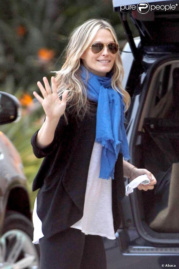 Molly Sims, tout sourire, de sortie shopping avec son jeune fils de 6 mois, dans les rues de Beverly Hills, le vendredi 14 décembre 2012.