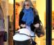 Molly Sims de sortie shopping avec son jeune fils de 6 mois en poussette, dans les rues de Beverly Hills, le vendredi 14 décembre 2012.