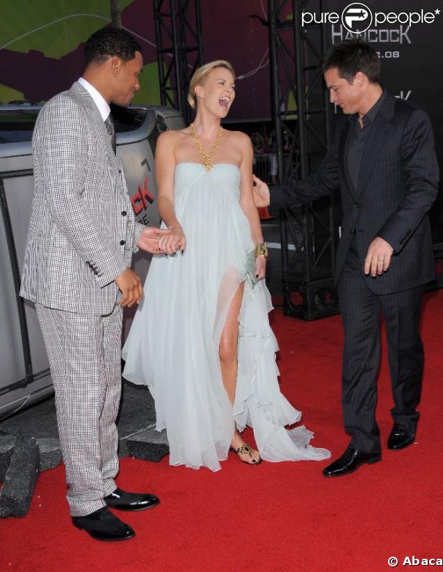 Will Smith et Jason Bateman font rire Charlize Theron à la première de Hancock