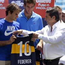 <p>Roger Federer et Juan Martin del Potro à la Bombonera, sade de Boca Juniors, lors de la tournée sud-américaine du Suisse le 13 décembre 2012</p>