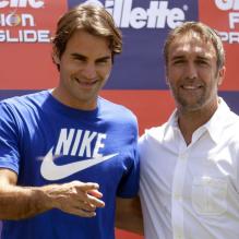 <p>Roger Federer et Gabriele Batistuta à la Bombonera, sade de Boca Juniors, lors de la tournée sud-américaine du Suisse le 13 décembre 2012</p>