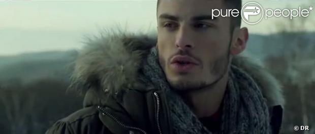 Le sexy Baptiste Giabiconi partage un duo sur le titre Là-Bas avec Marie-Mai, sur l'album Génération Goldman, dans les bacs depuis le 19 novembre 2012.