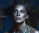 Daria Werbowy pose pour Versace printemps-été 2013. Photo par Mert Alas et Marcus Piggott.