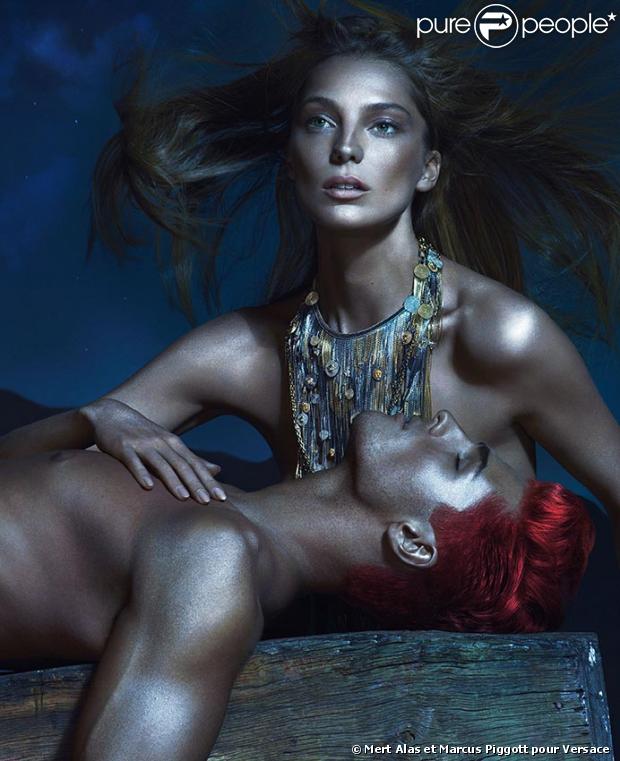 Daria Werbowy pose pour Versace printemps-été 2013. Photo par Mert Alas et Marcus Piggott.