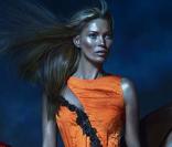 Kate Moss : Beauté dominatrice, nocturne et estivale pour Versace