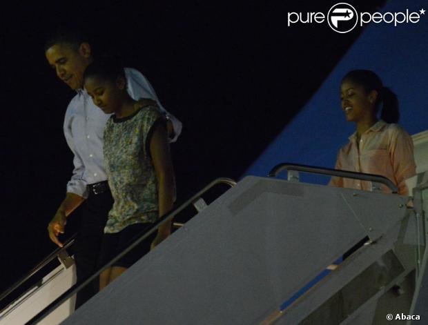 Le président Barack Obama et ses deux filles Sasha et Malia arrivent à Honolulu. Le 22 décembre 2012.