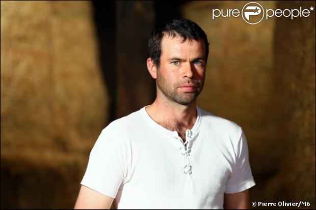 L'amour est dans le pré 8 - Nicolas, 33 ans, éleveur de vaches laitières. M6 le décrit comme un grand travailleur. " Bourré de charme, sexy, on sent pourtant une petite fêlure en lui. Parfois bourru, c'est quelqu'un de romantique, doux et câlin. Il adore son métier et a beaucoup d'amis. Ancien fêtard, il a désormais envie de se poser avec une femme ", selon la prod.