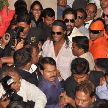 <p>Ronaldinho submergé lors de la conférence de presse de lancement du film d'animation <em>R-10</em>, dont il sera le héros, au Meridien Hotel de Pune, en Inde, le 28 décembre 2012.</p>
