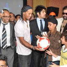 <p>''En foot comme en cinéma, il n'y a pas de limites", a dit Ronaldinho lors de la conférence de presse de lancement du film d'animation <em>R-10</em>, dont il sera le héros, au Meridien Hotel de Pune, en Inde, le 28 décembre 2012.</p>