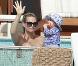 Molly Sims superbe en maillot : barbotage avec son adorable fils Brooks