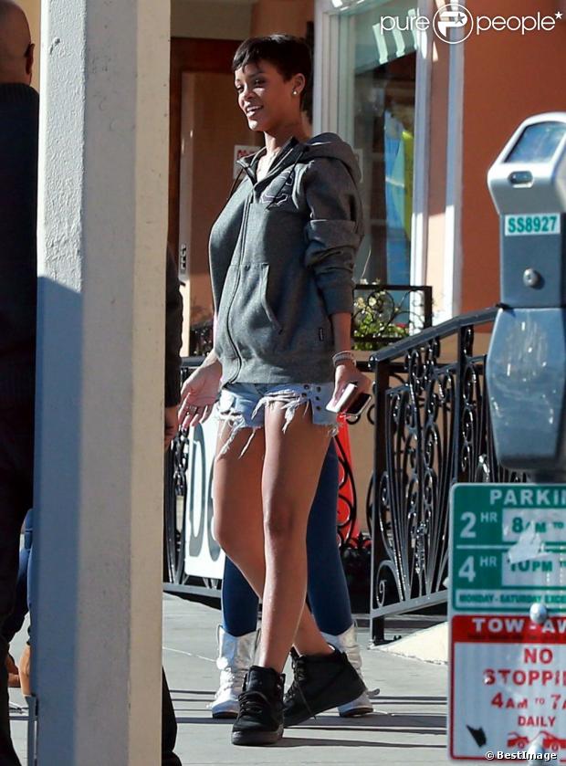 Rihanna s'est prise en photo avec des fans, dans les rues de West Hollywood à Los Angeles, le 3 janvier 2012.