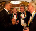  À Washington, au Kennedy Center, Barack Obama rend hommage et distingue John Paul Jones, Robert Plant et Jimmy Page du groupe de rock Led Zeppelin, le 12 décembre 2012. 