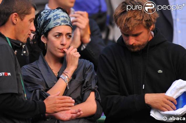 Arnaud vient de perdre le premier set, Nolwenn s'attaque à ses ongles...