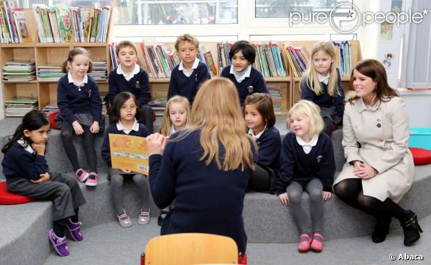 CASA REAL BRITÁNICA - Página 66 1027205-princess-eugenie-listens-to-a-story-as-620x0-1