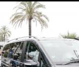 Le mini-van ramène les petites Zahara et Shiloh