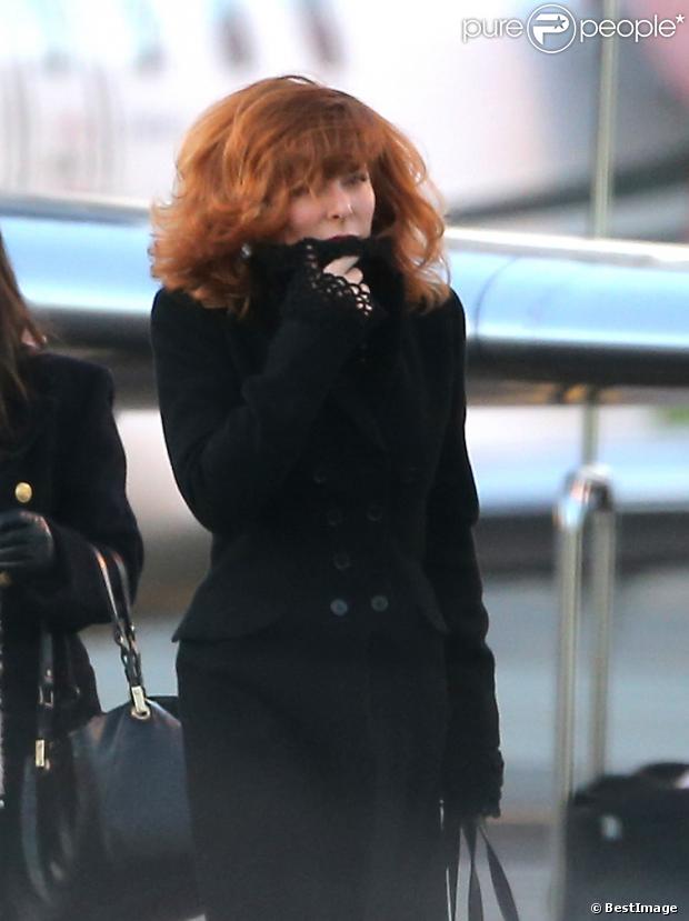 Mylène Farmer et son staff arrivent en jet privé à l'aéroport de Cannes-Mandelieu pour assister aux NRJ Music Awards, le 25 janvier 2013.