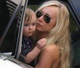 Kimberly Stewart en sortie shopping avec sa fille Delilah dans West Hollywood le 26 janvier 2013.