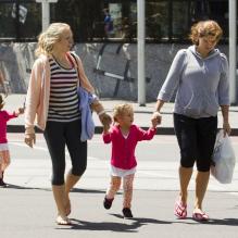 Mirka Federer et ses filles Myla Rose et Charlene Riva profitent du soleil de Melbourne pour faire quelques courses le 27 janvier 2013 avec leurs nounous