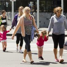 Mirka Federer et ses filles Myla Rose et Charlene Riva profitent du soleil de Melbourne pour faire quelques courses le 27 janvier 2013 après l'élimination de Roger Federer de l'Open d'Australie