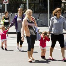 Mirka Federer et ses filles Myla Rose et Charlene Riva profitent du soleil de Melbourne pour faire quelques courses le 27 janvier 2013