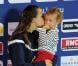Laure Manaudou et sa petite Manon le 24 novembre 2012 lors des championnats d'Europe à Chartres après sa victoire sur 50m dos