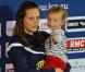  Laure Manaudou et sa petite Manon le 24 novembre 2012 lors des championnats d'Europe à Chartres après sa victoire sur 50m dos 