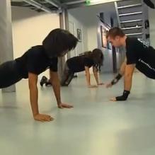 Audrey Pulvar et Malika Ménard s'offrent un cours de boxe dans Paris tout compris sur France 3, le 2 février 2013