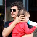 Orlando Bloom pouponne son fils Flynn aussi bien que sa femme Miranda Kerr