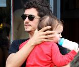 Orlando Bloom pouponne son fils Flynn aussi bien que sa femme Miranda Kerr