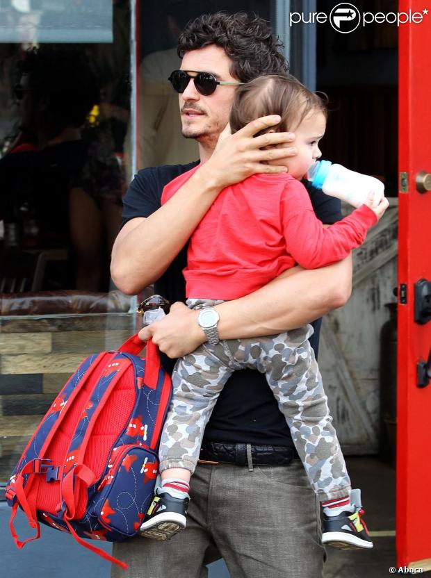 Orlando Bloom quitte le restaurant Son of a Gun avec son fils Flynn dans les bras. Los Angeles, le 1er février 2013.