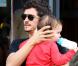 Orlando Bloom quitte le restaurant Son of a Gun avec son fils Flynn dans les bras. Los Angeles, le 1er février 2013.