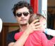 Orlando Bloom quitte le restaurant Son of a Gun avec son fils Flynn dans les bras. Los Angeles, le 1er février 2013.