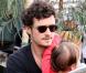 Orlando Bloom quitte le restaurant Son of a Gun avec son fils Flynn dans les bras. Los Angeles, le 1er février 2013.